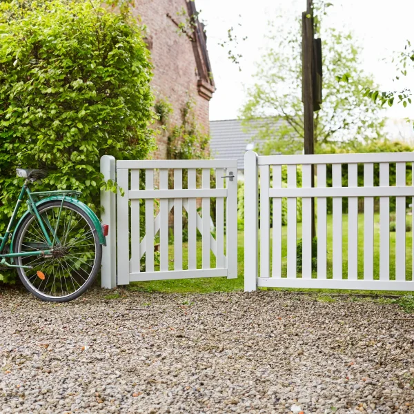 Stakit: Find det perfekte stakit til din have og forhave hos Fence-Line.dk