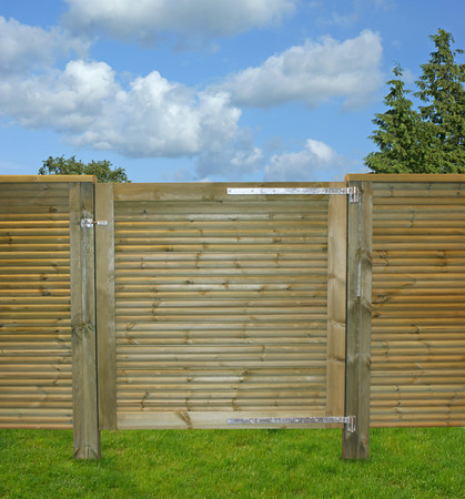 Opstning af stolper til havelge