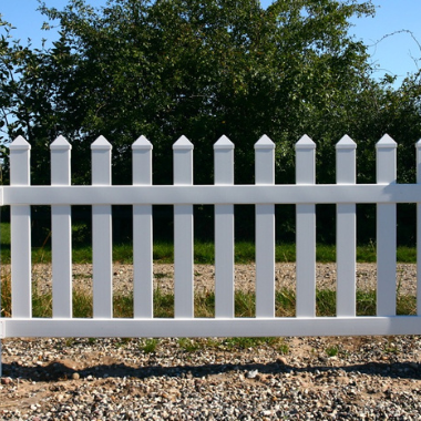 PVC hegn / Plastikhegn inkl. stolper og tilbehør