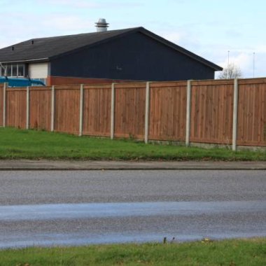 Plankehegn trykimprægneret teakmalet