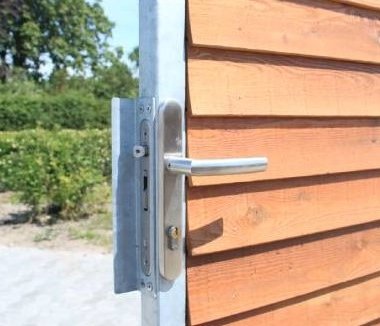 Enkeltlåger til betonhegn