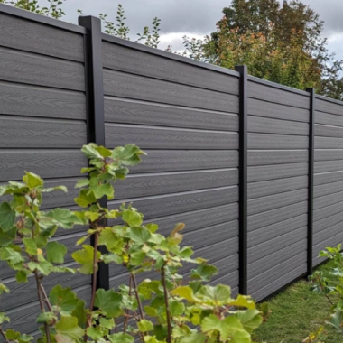 K2 komposithegn med pulverlakeret stolper (hegnsmodel)