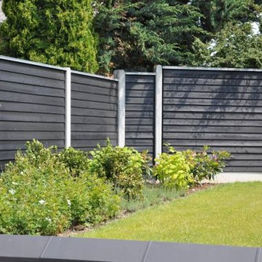 Klinkehegn i grundmalet sort