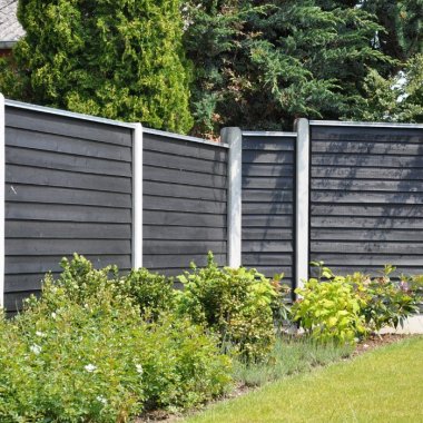 Klinkehegn i grundmalet sort