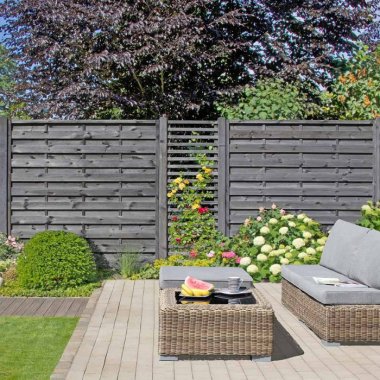 Kraftigt lamelhegn i grå Bramming