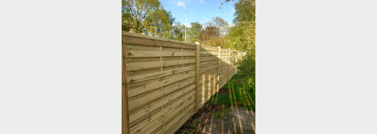 Opstning af lamelhegn