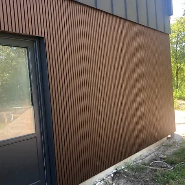 Lefkas facadebeklædning i komposit REDWOOD