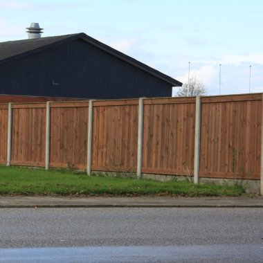 Plankehegn trykimprægneret teakmalet