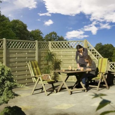 Kraftigt lamelhegn med espalier Toftlund