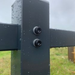 Gyngestativ i stl med 2 gynger og klatrestige  solid kvalitet i stilrent design