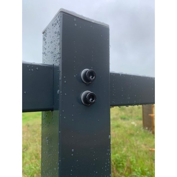 Gyngestativ i stål inkl. 2 røde gyngesæder og klatrestige i pulverlakeret grå (OUTLET)