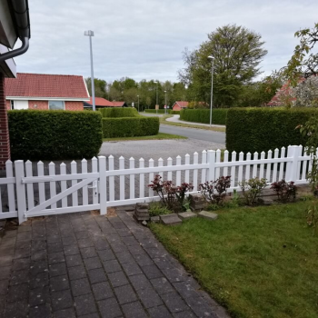 PVC Skagen hegn bue nedad med brede stave i 180x80cm (BxH)