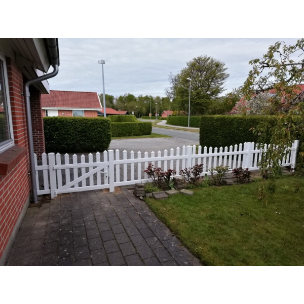 PVC Skagen hegn bue nedad med brede stave i 180x80cm (BxH)