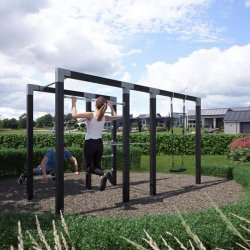 Outdoor fitness og gyngestativ i sort