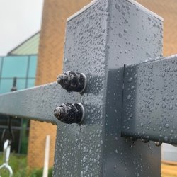 Gyngestativ i stål inkl. 2 røde gyngesæder og klatrestige i pulverlakeret grå (OUTLET)