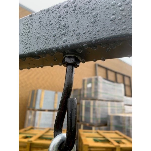 Gyngestativ i stål inkl. 2 røde gyngesæder og klatrestige i pulverlakeret grå (OUTLET)