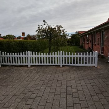PVC Skagen hegn bue nedad med brede stave i 180x80cm (BxH)
