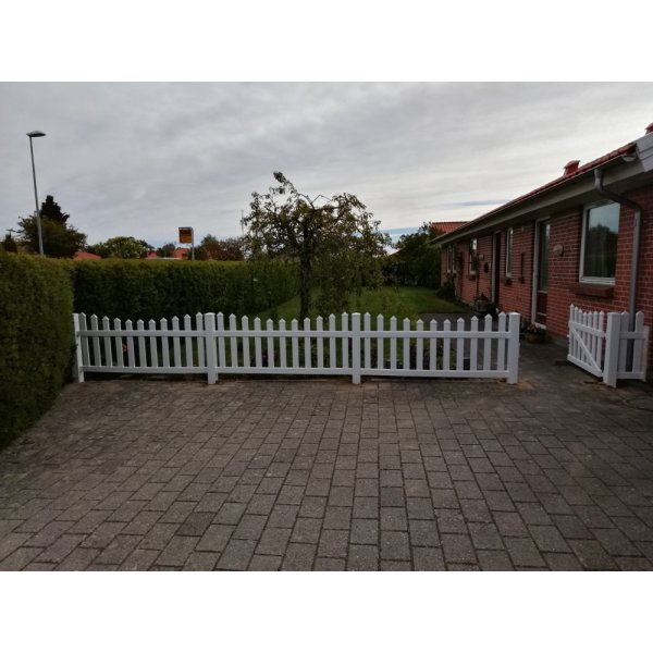 PVC Skagen hegn bue nedad med brede stave i 180x80cm (BxH)