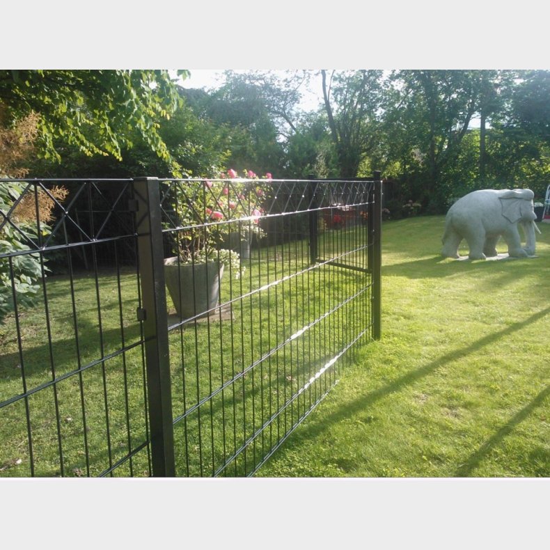 Sort panelhegn med X dekoration 200x100cm - model Gilleleje