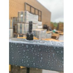 Gyngestativ i stl med to gynger og klatrestige  holdbart, moderne og pladsbesparende