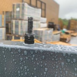 Gyngestativ i stål inkl. 2 røde gyngesæder og klatrestige i pulverlakeret grå (OUTLET)