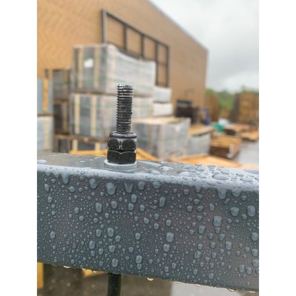 Gyngestativ i stål inkl. 2 røde gyngesæder og klatrestige i pulverlakeret grå (OUTLET)