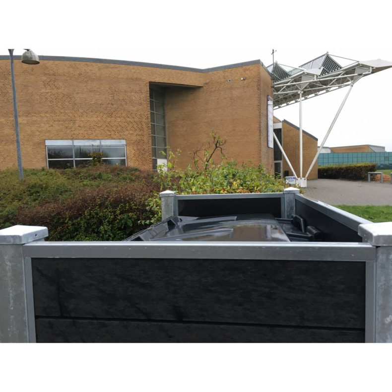 Nice skraldespandsskjuler i komposit med galvaniserede stlstolper