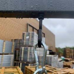 Gyngestativ i stål inkl. 2 røde gyngesæder og klatrestige i pulverlakeret grå (OUTLET)