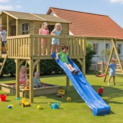 S�lvklasse: Matteo legehus i tr� p� stolper + gyngestativ