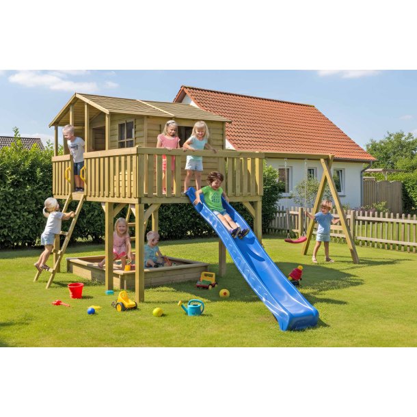 S�lvklasse: Matteo legehus i tr� p� stolper + gyngestativ