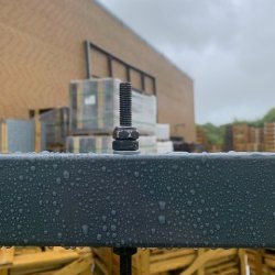 Gyngestativ i stål inkl. 2 røde gyngesæder og klatrestige i pulverlakeret grå (OUTLET)