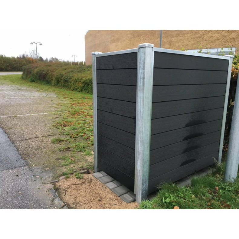 Nice skraldespandsskjuler i komposit med galvaniserede stlstolper
