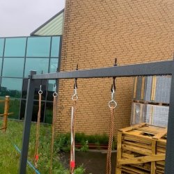 Gyngestativ i stl med 2 gynger og klatrestige  solid kvalitet i stilrent design