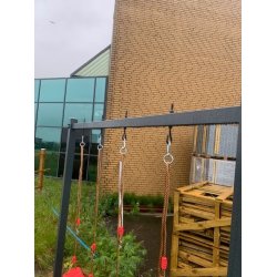 Gyngestativ i stl med to gynger og klatrestige  holdbart, moderne og pladsbesparende