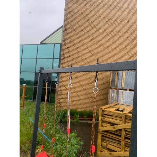 Gyngestativ i stl med to gynger og klatrestige  holdbart, moderne og pladsbesparende