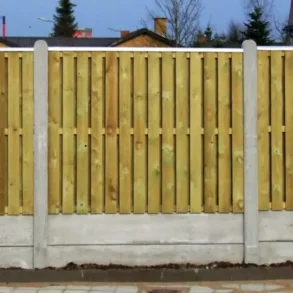 Lodret brddehegn med betonstolper og betonbundplade - Guldklasse