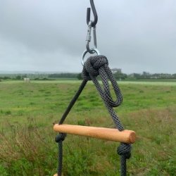 Gyngestativ i stål inkl. 2 røde gyngesæder og klatrestige i pulverlakeret grå (OUTLET)