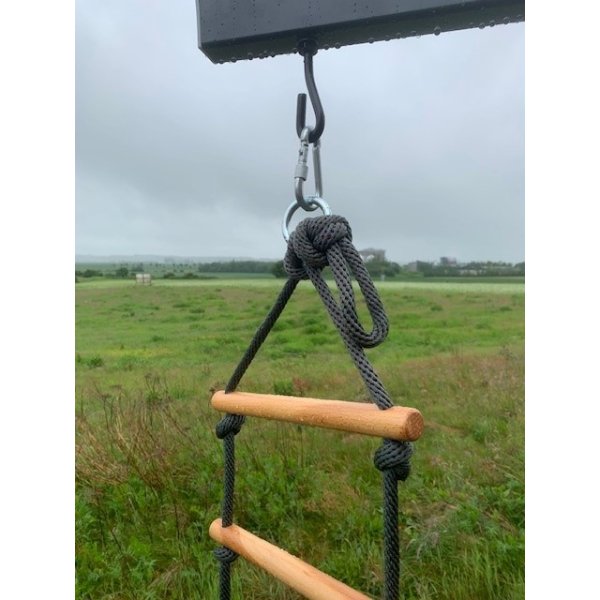 Gyngestativ i stl med 2 gynger og klatrestige  solid kvalitet i stilrent design