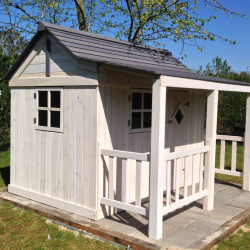 Legehus Ida  klassisk trlegehus i nordisk design gr og hvid