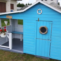 Legehus Ella med terrasse, kbmandsdisk og bnk  et hyggeligt samlingspunkt i haven 1,54m2 + 1,39m2