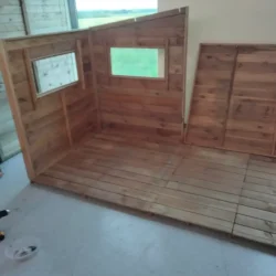 Legehus Ella med terrasse, kbmandsdisk og bnk  et hyggeligt samlingspunkt i haven 1,54m2 + 1,39m2