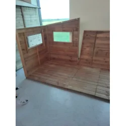 Legehus Ella  trlegehus med terrasse, bnk og kbmandsdisk