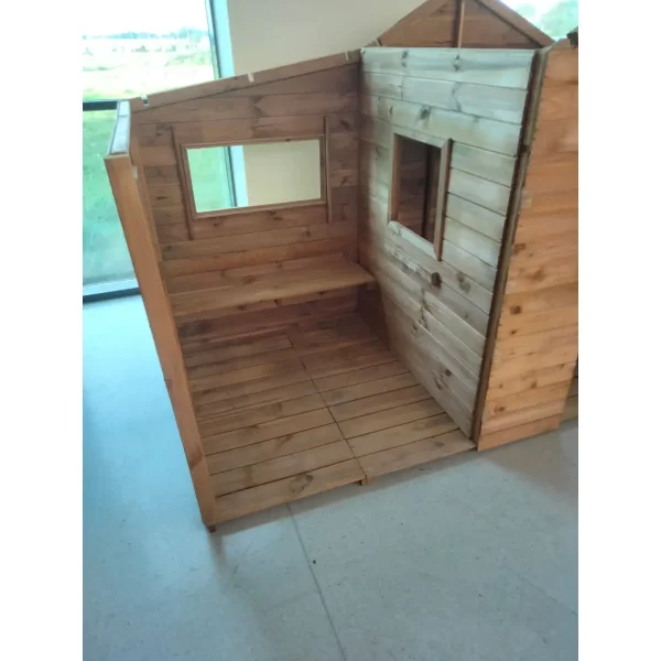 Legehus Ella med terrasse, kbmandsdisk og bnk  et hyggeligt samlingspunkt i haven 1,54m2 + 1,39m2