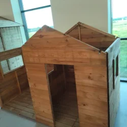 Legehus Ella med terrasse, kbmandsdisk og bnk  et hyggeligt samlingspunkt i haven 1,54m2 + 1,39m2