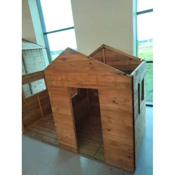 Legehus Ella  trlegehus med terrasse, bnk og kbmandsdisk