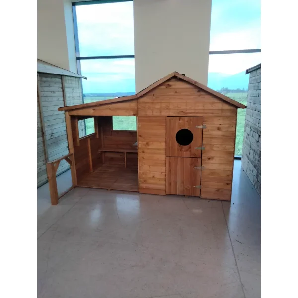 Legehus Ella med terrasse, kbmandsdisk og bnk  et hyggeligt samlingspunkt i haven 1,54m2 + 1,39m2