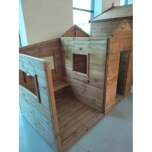 Legehus Ella  trlegehus med terrasse, bnk og kbmandsdisk