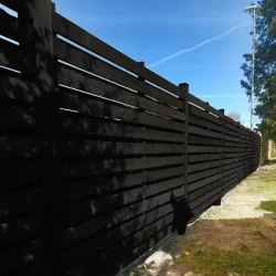 Guldklasse: Plankevrk model Frslev vandret i grundmalet SORT inkl. stolper i tr og tilbehr