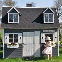 Legehus Karl med hems, skorsten og karnapper  et klassisk legehus i tr p 3,83m2 + 1,6m2 hems