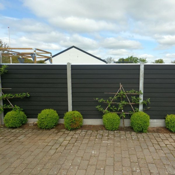 Korfu dobbeltklink komposithegn med betonstolper og bundplade - Platinklasse